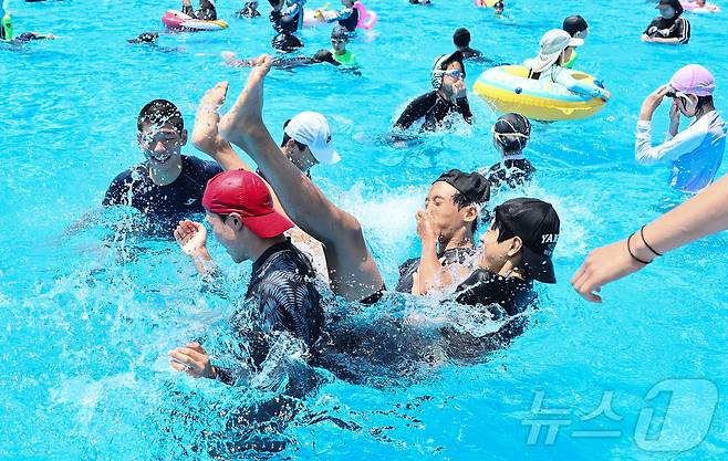 무더운 날씨를 보인 22일 서울 광진구 뚝섬야외수영장에서 시민들이 즐거운 시간을 보내고 있다. 서울시는 지난 20일부터 뚝섬·여의도·잠원한강공원 수영장과 잠실·양화·난지한강공원 물놀이장을 개장해 오는 8월31일까지 운영한다. 2025.6.22/뉴스1 ⓒ News1 김도우 기자