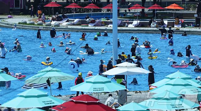 무더운 날씨를 보인 22일 서울 광진구 뚝섬야외수영장에서 시민들이 즐거운 시간을 보내고 있다. 2025.6.22/뉴스1 ⓒ News1 김도우 기자