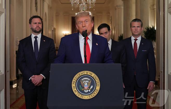 도널드 트럼프 미국 대통령이 21일(현지시간) 포르도, 나탄즈, 이스파한 등 이란의 3개 핵 시설에 대한 미군의 폭격 이후 워싱턴DC 백악관에서 JD 밴스 부통령, 마르코 루비오 국무장관, 피트 헤그세스 국방장관과 함께 카메라 앞에 서 대국민 연설을 하고 있다. 트럼프 대통령은 "이란의 핵 시설은 완전히 파괴됐다"면서 "이란이 평화를 선택하지 않는다면 더 큰 비극이 있을 것이라고 경고했다. 2025.06.21 ⓒ 로이터=뉴스1 ⓒ News1 류정민 특파원