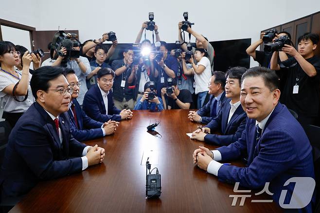 김병기 더불어민주당 대표 직무대행 겸 원내대표와 송언석 국민의힘 원내대표가 18일 오후 서울 여의도 국회에서 추경 및 원구성 협상 관련 회동하고 있다. 2025.6.18/뉴스1 ⓒ News1 안은나 기자