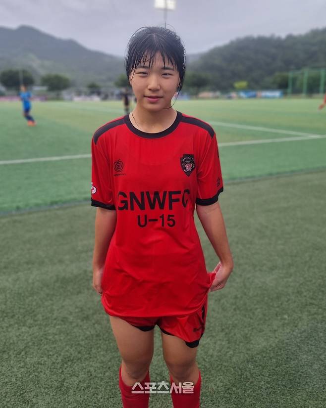 강릉FCU15위민 강다연이 21일 본지와 인터뷰 후 포즈를 취하고 있다. 사진 | 합천=박준범기자
