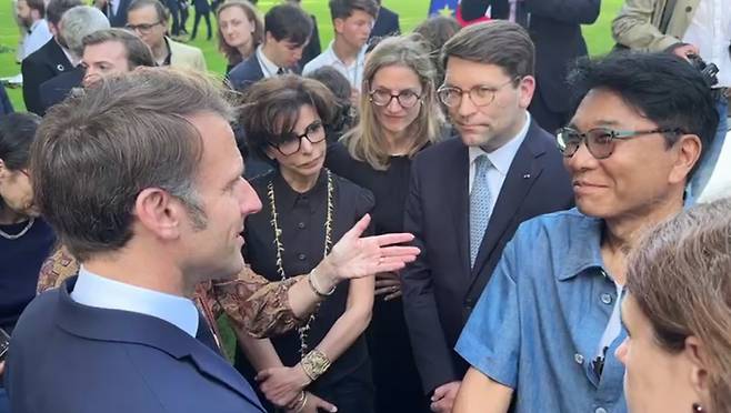 마크롱 프랑스 대통령(왼쪽)과 이수만 A2O엔터테인먼트 키 프로듀서 겸 비저너리 리더. 사진=A2O Entertainment