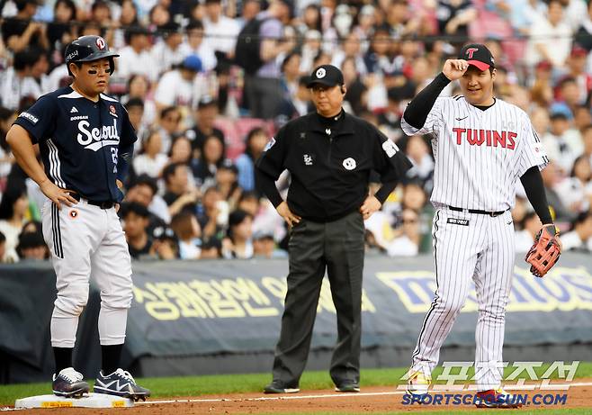 연이은 장난에도 문보경이 반응이 없자 허리춤에 양손을 올린 양의지.