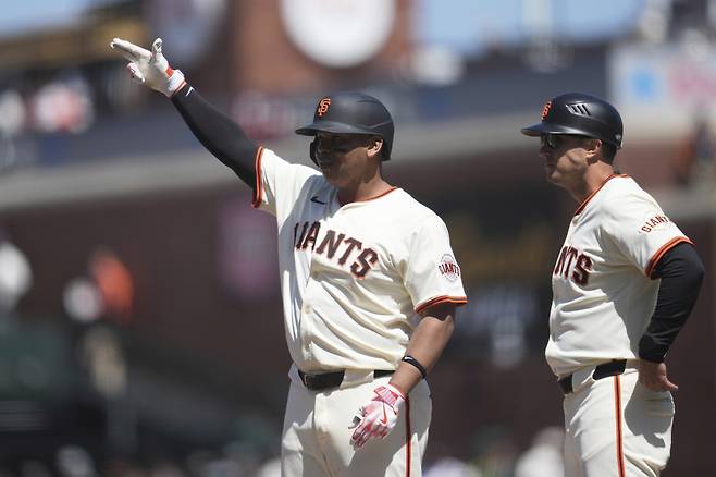San Francisco Giants' Rafael Devers, left, gestures next to first base coach Mark Hallberg after hitting a single during the eighth inning of a baseball game against the Cleveland Guardians in San Francisco, Thursday, June 19, 2025. (AP Photo/Jeff Chiu)
<저작권자(c) 연합뉴스, 무단 전재-재배포, AI 학습 및 활용 금지>