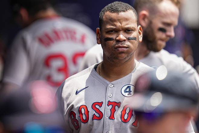 Jun 1, 2025; Cumberland, Georgia, USA; Boston Red Sox designated hitter Rafael Devers (11) shown in the dugout before the game against the Atlanta Braves at Truist Park. Mandatory Credit: Dale Zanine-Imagn Images
<저작권자(c) 연합뉴스, 무단 전재-재배포, AI 학습 및 활용 금지>