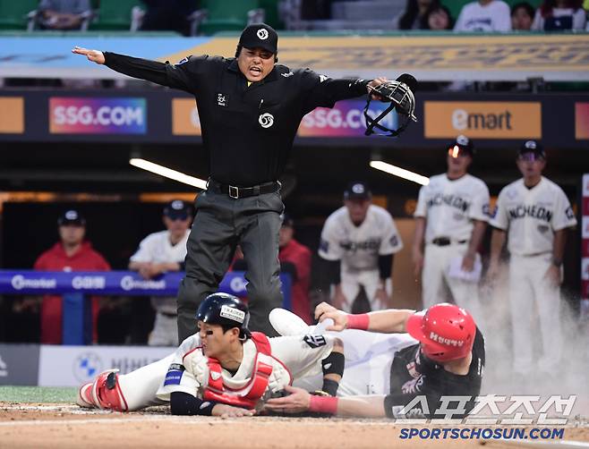 22일 인천 SSG랜더스필드에서 열린 SSG와 KIA의 경기. 9회초 김호령의 외야플라이 타구 때 3루주자 위즈덤이 득점에 성공하고 있다. 인천=송정헌 기자songs@sportschosun.com/2025.06.22/