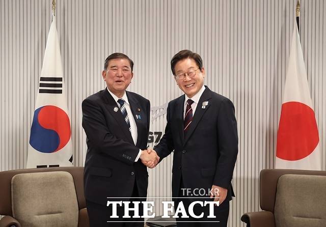 이재명 대통령이 취임 이후 '미래지향적' 관계를 강조하며 일본과의 거리를 좁히고 있다. 사진은 17일(현지시간) 캐나다 앨버타주 카나나스키스에서 열린 주요 7개국(G7) 정상회의 계기 한일 정상회담에서 이 대통령이 이시바 시게루 일본 총리와 악수하는 모습. /뉴시스