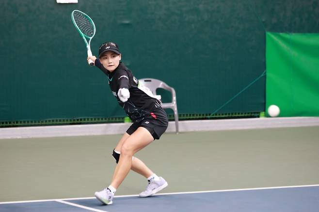 NH농협은행 이민선이 NH농협은행 인천 코리아컵 준결승에서 안정된 포핸드 스트로크를 구사하고 있다.