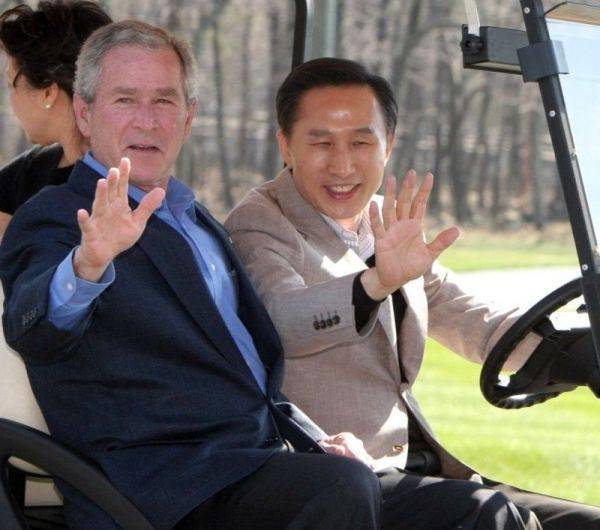 이명박 대통령과 조지 W. 부시 대통령이 2008년 미국 메릴랜드주 캠프데이비드에서 골프카트를 타고 이동하고 있다. 연합뉴스