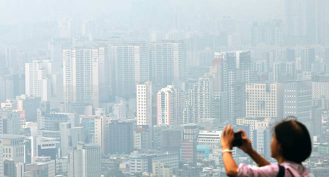정말 ‘이재명 대통령이 당선돼서 부동산이 폭등하는’ 것일까. 한국 부동산 시장은 더 이상 내부 논리만으로 설명할 수 없다. 사진은 지난 16일 남산에서 바라본 서울 시내 아파트 전경. /뉴시스