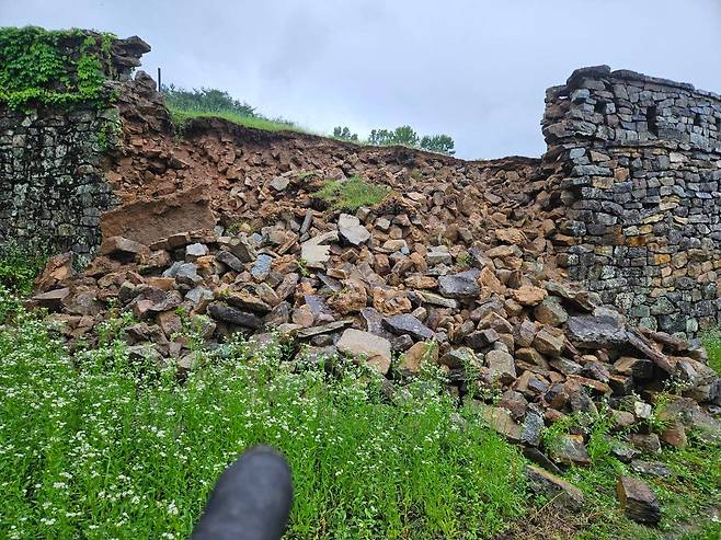 지난 21일 전북 고창군 고창읍에 위치한 고창읍성(사적 145호)의 서문 옹성이 3∼4m가량이 무너져 내렸다. /연합뉴스
