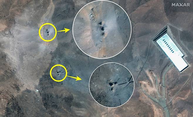 22일 미국의 공습으로 파괴된 이란 포르도 농축시설 위성사진. 산등성이에 벙커버스터가 뚫고 들어간 6개의 구멍이 분화구 처럼 선명하다./Maxar Technologies via AP 연합뉴스