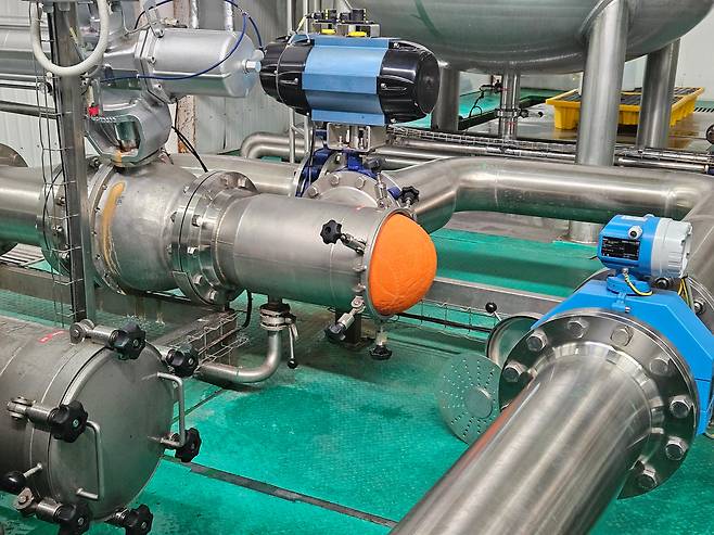 연변농심 백산수 공장에서 송수관 청소를 위해 특수 제작해 사용되고 있는 공의 모습. 파이프 직경보다 크게 만들어진 이 공은 수압에 의해 송수관을 따라 이동하며 내부의 이물질을 씻어내는 역할을 한다. /정재훤 기자