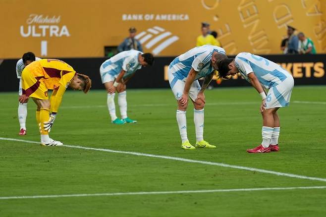 경기에 패한 뒤 아쉬워하는 울산 선수들. ⓒ AP=뉴시스