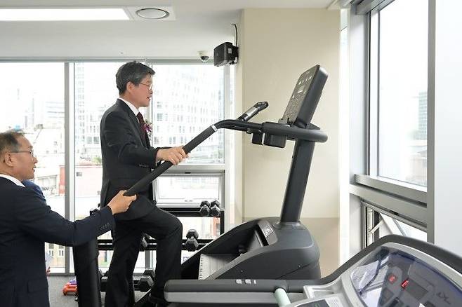 김길성 중구청장이 을지누리센터에 조성된 체력단련실에서 직접 운동기구를 체험하고 있다.ⓒ중구 제공