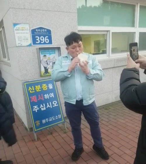 이범석 씨가 석방되면서 지인들이 가져온 두부를 먹고 있다.