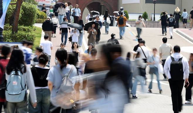 서울의 한 대학교 캠퍼스가 학생들로 북적이고 있다. 뉴스1