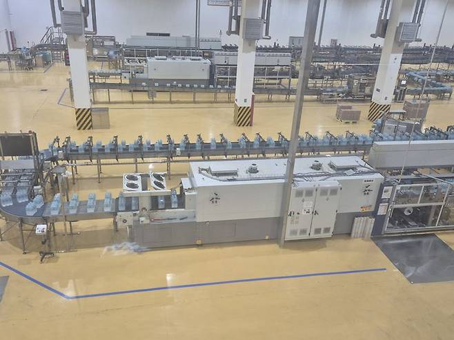 지난 16일 농심이 중국 백산수 공장 가동 10주년을 맞아 언론에 공개한 중국 백산수 공장에서 백산수가 생산되고 있다. 사진= 김서연기자