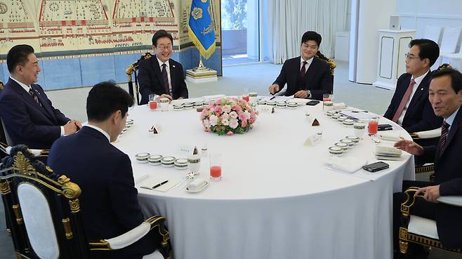 이재명 대통령이 22일 오후 서울 용산구 한남동 관저에서 여야 지도부와 오찬 회동을 하며 이야기하고 있다. 왼쪽 아래부터 시계 방향으로 강훈식 대통령비서실장, 김병기 더불어민주당 대표 직무대행 겸 원내대표, 이 대통령, 김용태 국민의힘 비상대책위원장, 송언석 국민의힘 원내대표, 우상호 대통령비서실 정무수석. 대통령실사진기자단