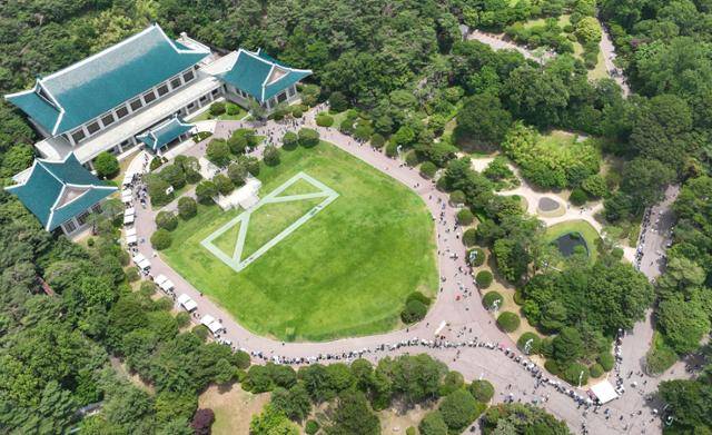 15일 서울 종로구 청와대를 찾은 관람객들이 입장을 위해 길게 줄을 서 있다. 연합뉴스
