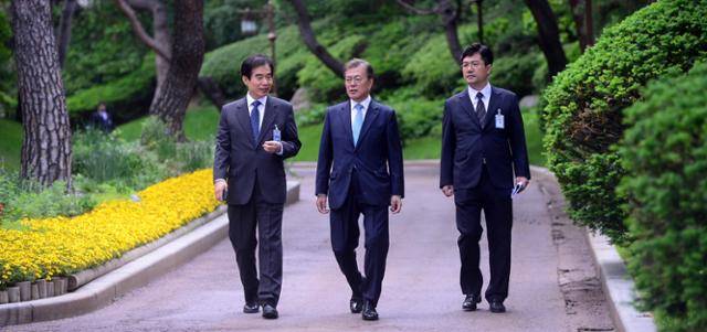 2017년 5월 15일 문재인(가운데) 당시 대통령이 청와대 관저를 나와 주영훈(왼쪽) 당시 경호실장, 송인배 당시 대통령비서실 제1부속비서관과 여민관 집무실로 출근하고 있다. 고영권 기자