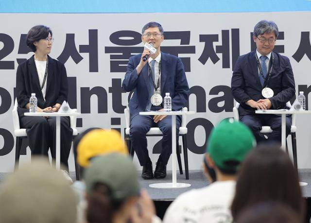 문형배 전 헌법재판소장 권한대행이 22일 서울 강남구 코엑스에서 '어른 김장하의 씨앗'을 주제로 열린 서울국제도서전 북토크에 참석해 발언하고 있다. 연합뉴스