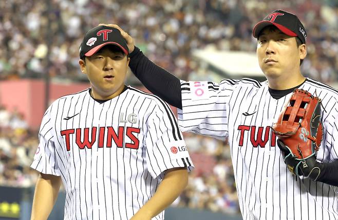 14일 오후 잠실야구장에서 열린 2025 프로야구 키움과 LG 경기. LG 선발 송승기가 5회 키움 카디네스를 유격수 플라이 아웃시키고 이닝을 마치고 들어오며 김현수의 격려를 받고있다. 잠실=정시종 기자 capa@edaily.co.kr /2025.05.14.