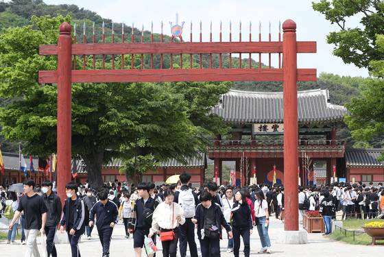 2023년 5월 4일 오전 경기 수원시 팔달구 화성행궁이 현장체험학습 나온 학생들로 붐비고 있다. 뉴스1