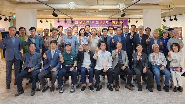 ▲ 한국사진작가협회 춘천지부(회장 정강주)가 최근 춘천미술관에서 ‘시작은 사진 끝은 변화’를 주제로 제58회 회원전을 개막했다. 24일까지 이어지는 이번 전시는 본지 이재용 철원주재 취재국장을 비롯해 안광수 춘천예총 회장, 김영한, 오일주, 최돈식 등 사진작가 35명이 참여했다.