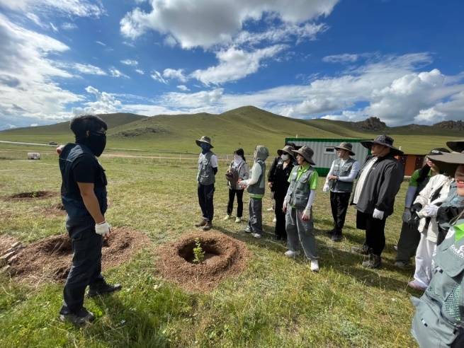 경기청년 기후특사단이 해외에서 나무 심기 봉사활동을 하고 있다. 경기도 제공