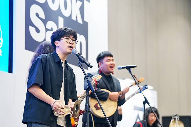 2025 서울국제도서전에 방문한 대만 작가이자 가수 장자샹이 도서전 개막식에서 공연하고 있다. 서울국제도서전 제공