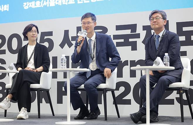 문형배 전 헌법재판소장 권한대행이 22일 서울 강남구 코엑스에서 ‘어른 김장하의 씨앗’이라는 제목으로 열린 서울국제도서전 북토크에 참석해 발언하고 있다. 연합뉴스