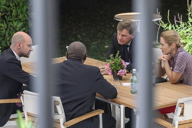 요한 바데풀 독일 외무장관, 장 노엘 바로 프랑스 외무장관, 데이비드 래미 영국 외무장관, 카야 칼라스 유럽연합(EU) 외교안보 고위대표가 지난 20일(현지시간) 이란과의 핵협상을 위해 방문한 스위스 제네바에서 만나 회담하고 있다. AP연합뉴스