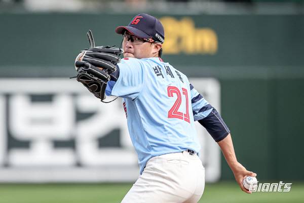 22일 부산 사직구장에서 열린 삼성과 3연전 마지막 경기에서 롯데 선발 박세웅이 힘껏 공을 던지고 있다. 롯데 자이언츠 제공
