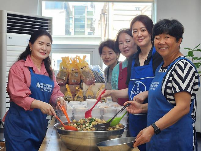 미션앤컬처 자원봉사자들이 18일 서울 관악구의 센터에서 홀몸 어르신들에게 전할 장조림을 포장하고 있다.