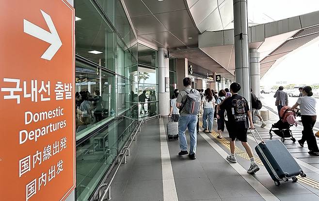 17일 제주국제공항 3층 출발장으로 관광객들이 이동하고 있다. 문정임 기자