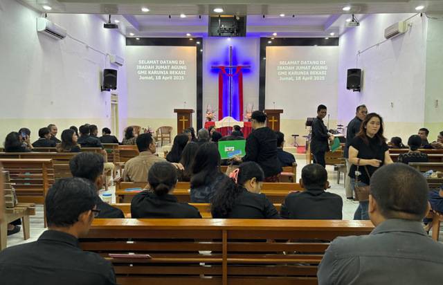 이튿날 까르니아브카시인도네시아감리교회에서 예배를 준비하는 모습.