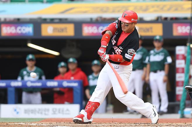 KIA 타이거즈의 최형우가 21일 인천 SSG랜더스필드에서 열린 SSG 랜더스와의 2025 프로야구 KBO리그 경기에서 5회 3점 홈런을 쏘아 올리고 있다. KIA 타이거즈 제공