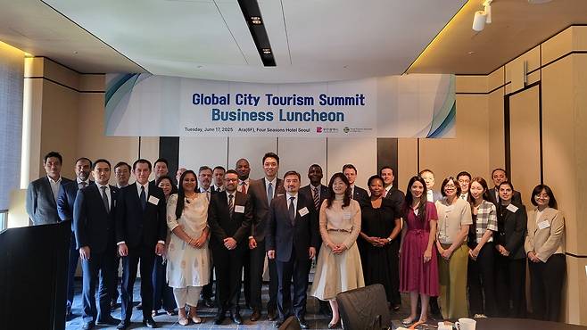 ‘제1회 글로벌 도시관광서밋’ 사전 설명회 참석자들이 기념촬영을 하고 있다. 6월 17일 서울 포시즌스호텔서 열린 행사에는 주한 카자흐스탄 대사를 비롯해 26개국 주한 대사관, 7개 해외 관광청, 2개 유관기관 관계자 등 50여 명이 참석해 도시 간 관광 협력 확대에 뜻을 모았다./사진=글로벌도시관광진흥기구 제공