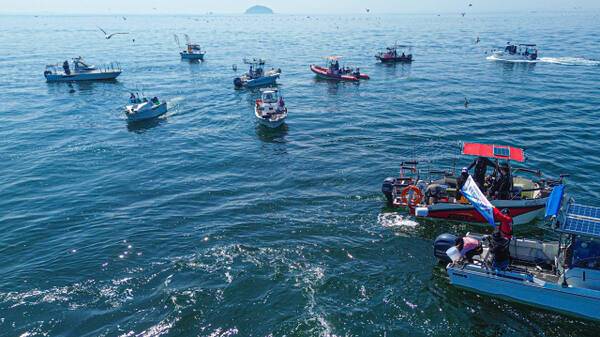 입파도와 국화도 사이 해역에서 방류가 시작됐다. 조주현기자
