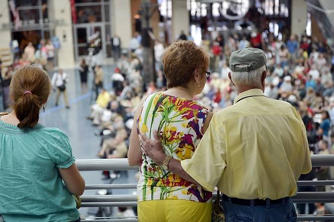 레클리스 기념비 제막식을 지켜보는 미국 시민들.