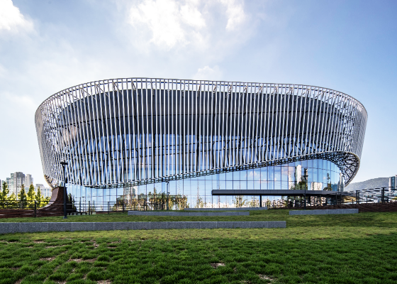 부산진구 부산시민공원 내 위치한 부산콘서트홀 전경. 지형의 에너지를 파도치는 물결, 무대 위 커튼콜로 형상화해 디자인 됐다. 사진제공=클래식부산