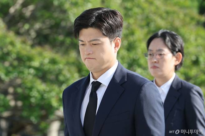 김용태 국민의힘 비상대책위원장이 22일 오전 서울 동작구 국립서울현충원을 찾아 현충탑에 참배하기 위해 이동하고 있다. 2025.6.22/뉴스1 Copyright (C) 뉴스1. All rights reserved. 무단 전재 및 재배포, AI학습 이용 금지.