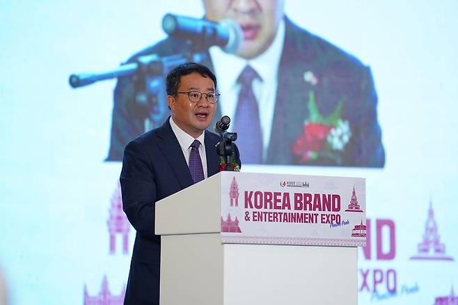 지난 20~21일 캄보디아 프놈펜에서 열린 ‘프놈펜 미니 한류박람회’. 구본경 코트라 동남아대양주지역본부장이 개회사를 하고 있다./사진=코트라