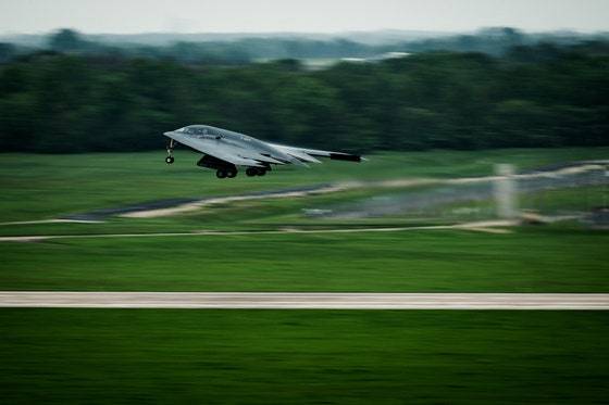 지난 4월 30일(현지시간) B-2 스텔스 폭격기가 미국 미주리주 화이트맨 공군기지에서 이륙하고 있다. /로이터=뉴스1