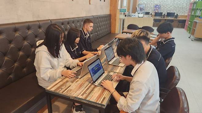 한국폴리텍 다솜고등학교에 다니는 중도입국 학생들이 스마트기기 '다채움'을 활용해 한국어를 배우고 있다. *재판매 및 DB 금지