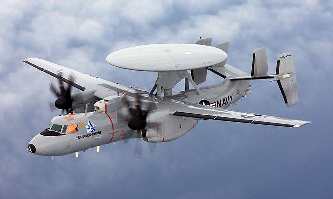 미국 해군 E-2D 조기경보기가 비행을 하고 있다. 노스롭 그루먼 제공
