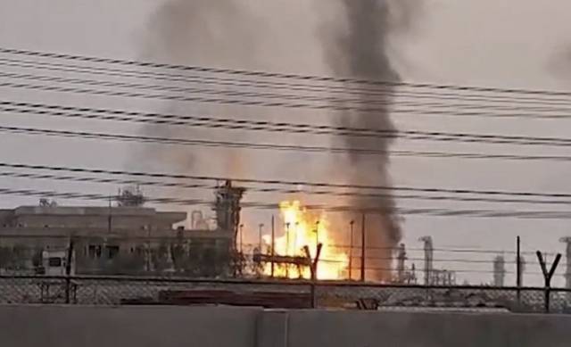 세계 최대 규모인 이란 사우스파르스 가스 유전이 이달 14일(현지 시간) 이스라엘의 공습을 받아 화염에 휩싸인 모습. AP연합뉴스