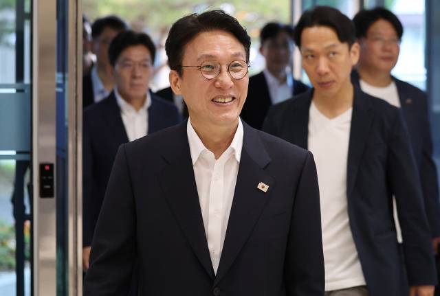 김민석 국무총리 후보자가 20일 대구 수성구 대구디지털혁신진흥원에서 열린 '인공지능 전환(AX) 연구거점 조성을 위한 경청 간담회'에 참석하기 위해 이동하고 있다. 연합뉴스