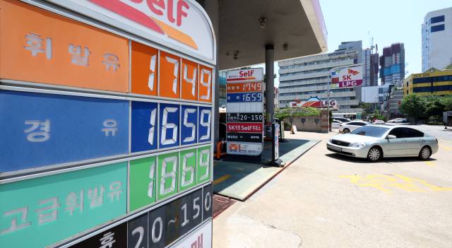 미국의 이란 핵시설 공습으로 중동 리스크가 확대되면서 중동발 석유 공급 차질로 유가와 운임 상승이 우려되는 22일 서울 시내의 한 주유소 앞 유가정보판에 가격이 표시돼 있다. 연합뉴스.